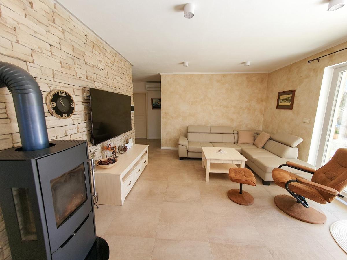 Villa Alara - Charming Villa With Heated Swimming Pool Milohnici Екстер'єр фото