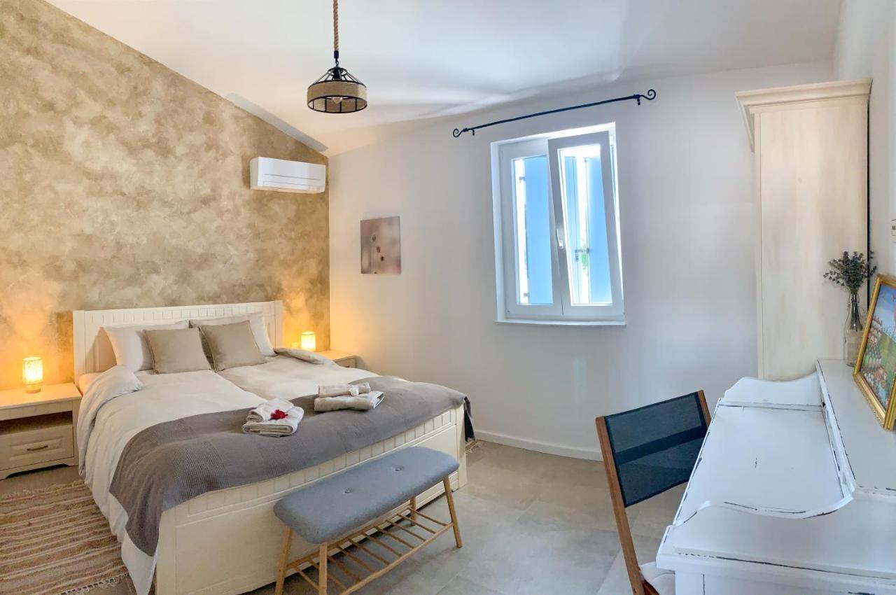 Villa Alara - Charming Villa With Heated Swimming Pool Milohnici Екстер'єр фото