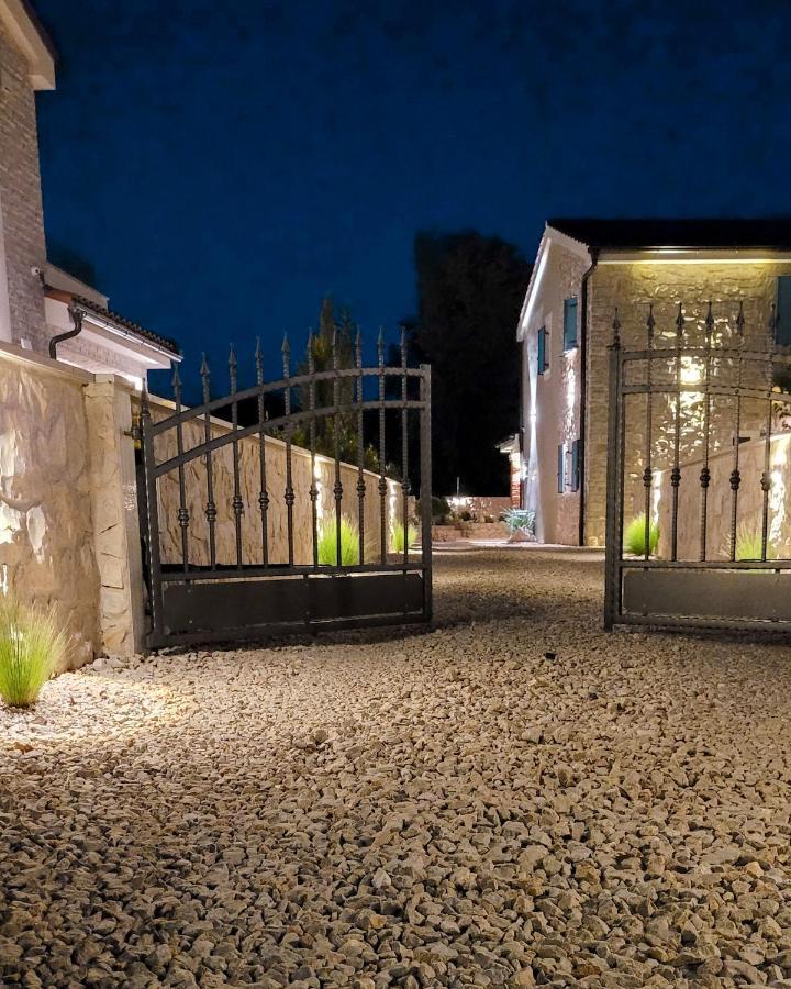Villa Alara - Charming Villa With Heated Swimming Pool Milohnici Екстер'єр фото